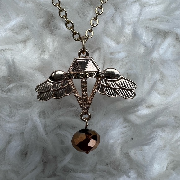 Dainty vintage gold chain and pendant with matching stud earrings - Picture 8 of 12